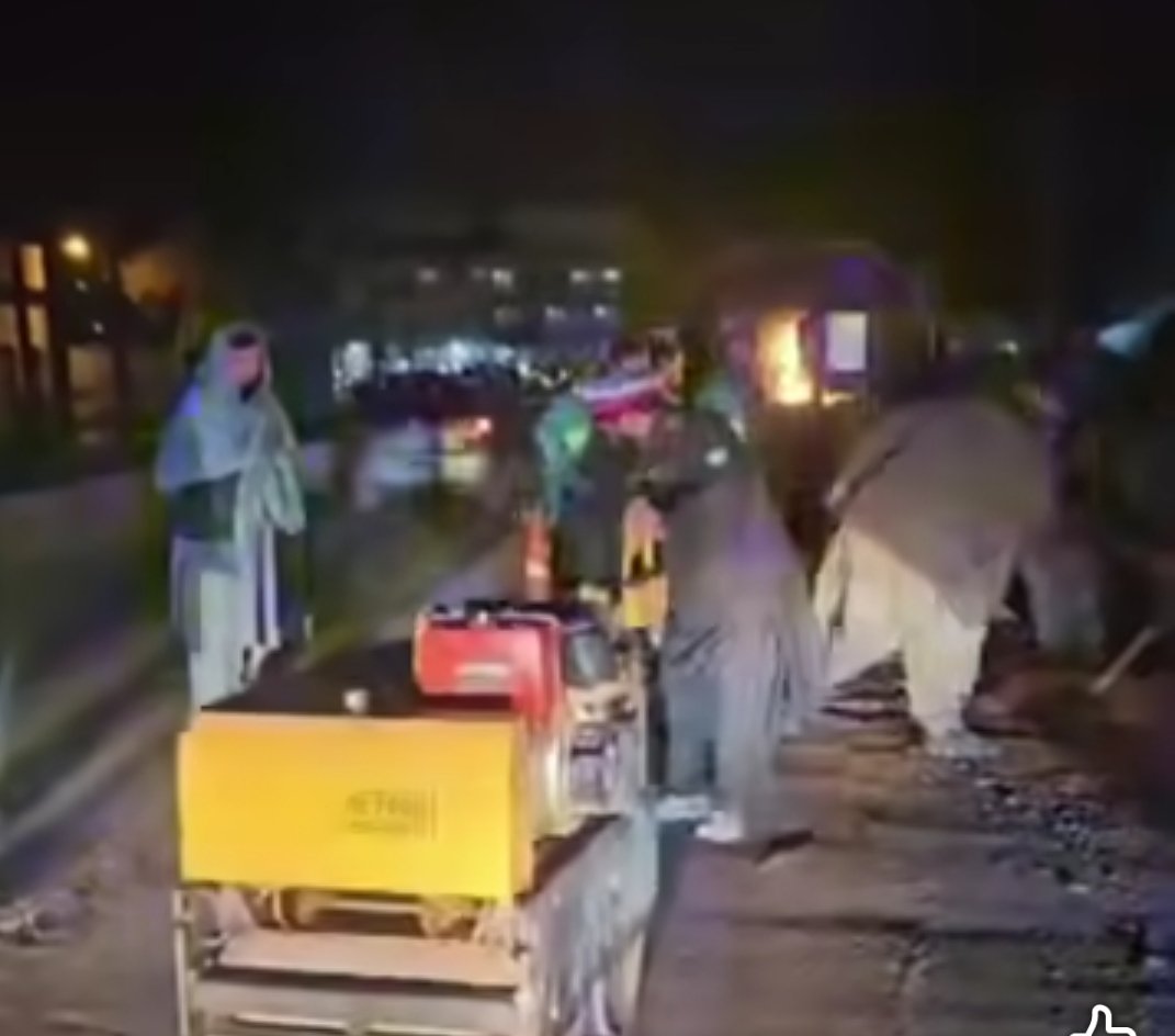 برداشتن یک قبر از روی جاده در هرات